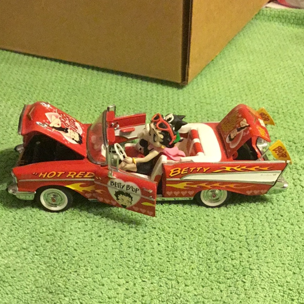 Vintage Betty Boop Red and White Convertible Toy Car - Picture 2 of 14